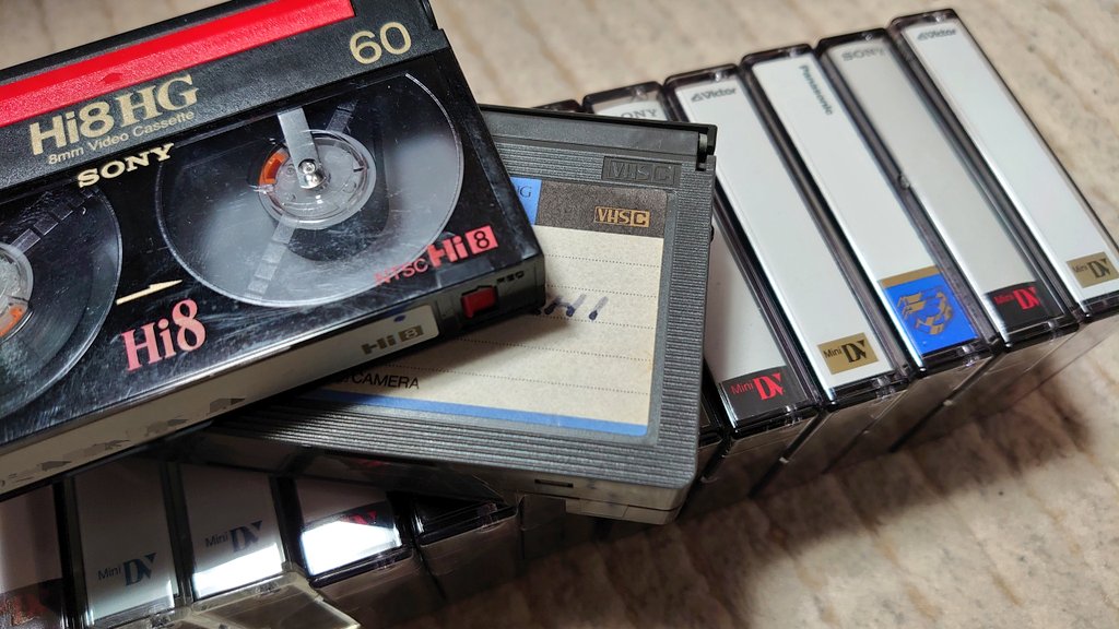 kunaicyou's tweet photo. 大量に保存してる40年ほど前に撮影した思い出のビデオムービーテープ
先日突如思い立ち、劣化する前にせっせとアナデジ変換
所持してるテープの規格もVHS-C、Hi8、MiniDVとあって、まともな再生機器も少なくなって来てる
思い立ったが吉日で行動開始!
編集作業も楽しい
#Hi8
#miniDV
#VHSC https://t.co/Ffwzet7rfj