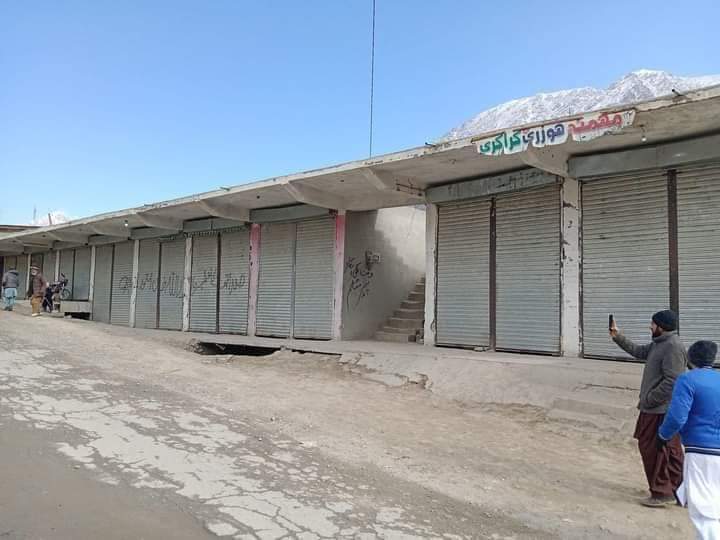 ShabbirMir's tweet photo. Astor valley, and Gilgit in pics as shutter down and wheel jam strike continues to disrupt life in Gilgit on 2nd consecutive day on a call from traders and Awami Action Committee against wheat price hike, taxes and for provision of basic rights including power, water.
#GilgitBal https://t.co/2SGQfUUfUI
