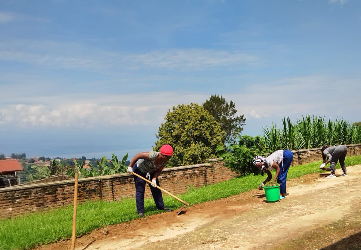 GihundweH's tweet photo. Abakozi b'Ibitaro bitabiriye
#Umuganda rusange usoza uku kwezi kwa #Mutarama #2024 basukura mu bitaro no mu nkengero zaho mu rwego rwo gukumira indwara zaturuka ku isuku nke. @western_province_rwanda @RusiziDistrict https://t.co/e9B8PKqyfv