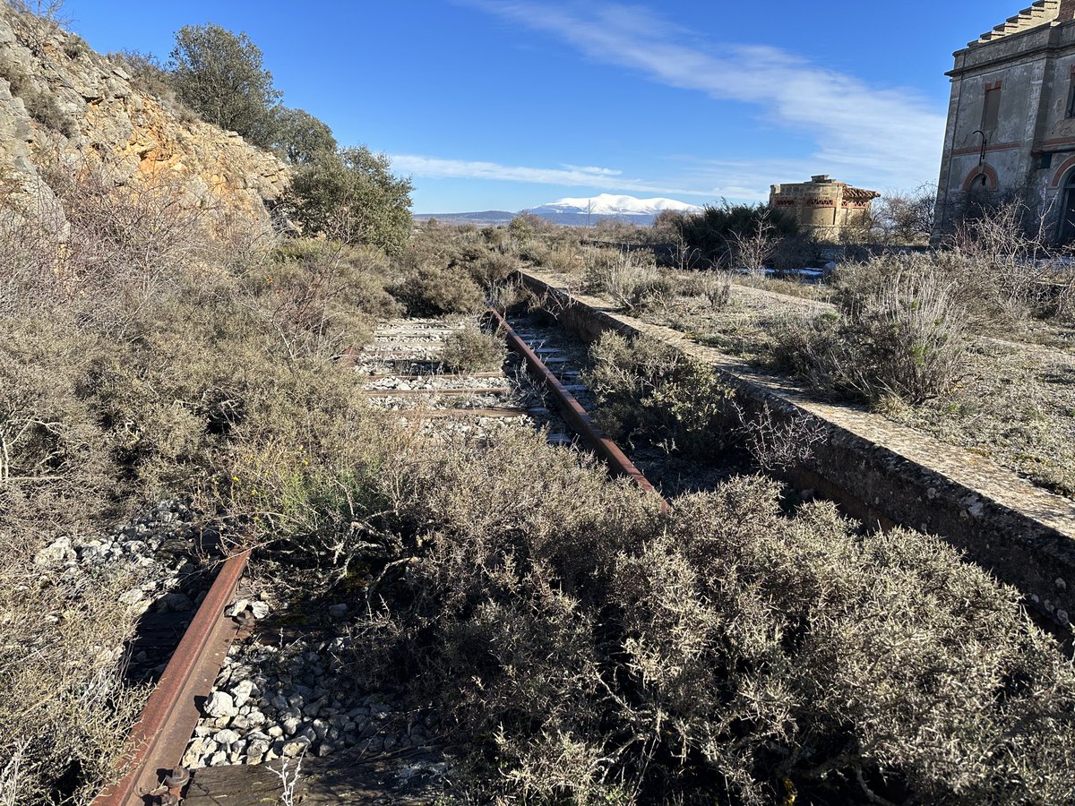 El ministro Óscar Puente va a invertir 2.400 millones de euros en el aeropuerto de Barajas y dice que no se puede ir a Hong Kong en tren. Pero esta es la estación de Aldealpozo y aquí sí se podría venir en tren. Pero aquí no invierte. Es la línea Soria - Castejón. España Vaciada.