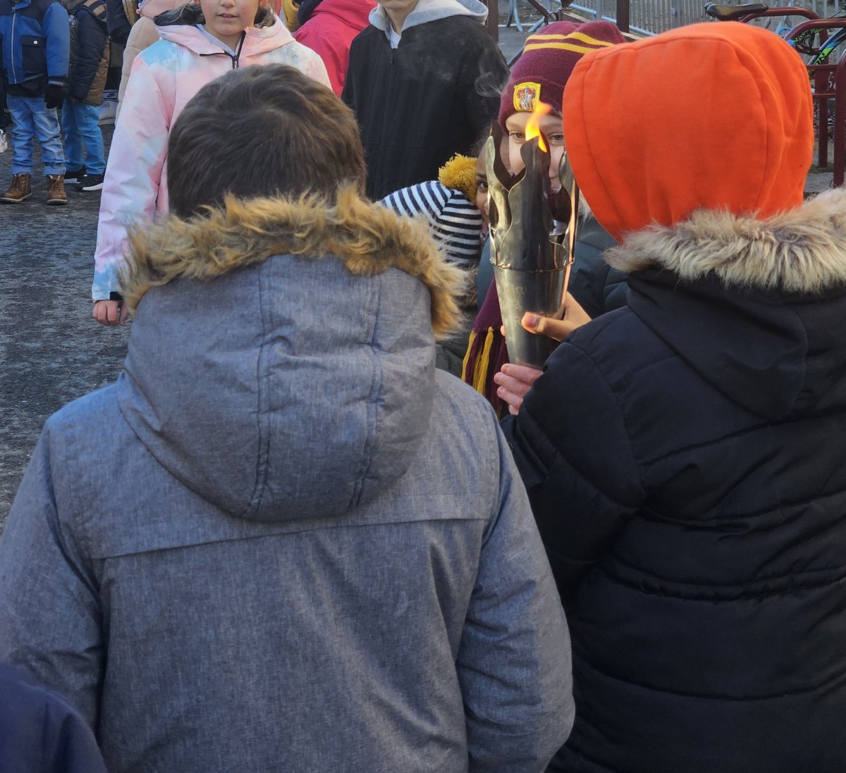 BlanchardRaphaL's tweet photo. Très belle matinée à #Suippes à l'occasion du passage de la Flamme Académique. 
Toute la commune n'a fait qu'un seul pour porter la flamme entre les écoles, les établissements de santé et de solidarité jusqu'au cœur des équipements culturels et de Mémoire de la commune. https://t.co/VoYiduMi23