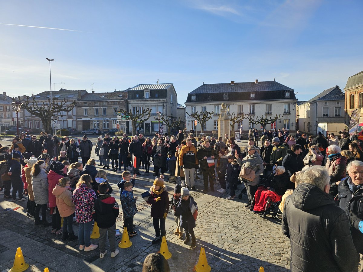 BlanchardRaphaL's tweet photo. Très belle matinée à #Suippes à l'occasion du passage de la Flamme Académique. 
Toute la commune n'a fait qu'un seul pour porter la flamme entre les écoles, les établissements de santé et de solidarité jusqu'au cœur des équipements culturels et de Mémoire de la commune. https://t.co/VoYiduMi23