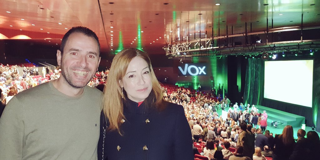 VOX_leganes's tweet photo. 🏟 Hoy en Madrid, en la Asamblea General Extraordinaria, VOX #Leganés junto a miles de afiliados y simpatizantes de @vox_es en la Reelección de @Santi_ABASCAL como Presidente y del nuevo Comité Ejecutivo Nacional.

#ReelecciónAbascal💪🇪🇦
#SoloQuedaVOX🇪🇦 https://t.co/YtmV5zaoHX