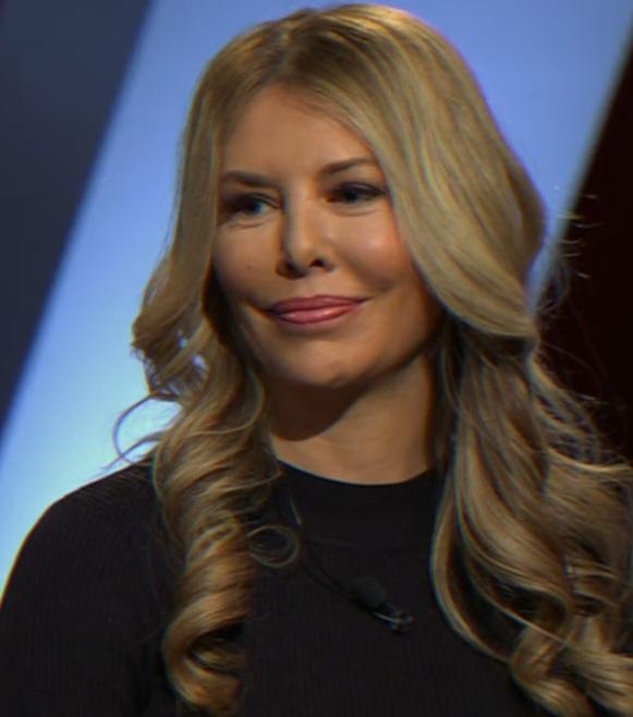 InteSosseSe's tweet photo. Närbild på Kajsa Ekis Ekman som "hatar Väst", "älskar Hamas" och anser att "kidnappning av civila är en asbra metod". Trots att hon "hatar Väst" skulle hon inte klara sig ett dygn utan exklusiv frisör,  dyrt smink, moderiktiga kläder, botox och vad det ser ut som plastkirurgi! 🧐 https://t.co/KAFWbVCKIV