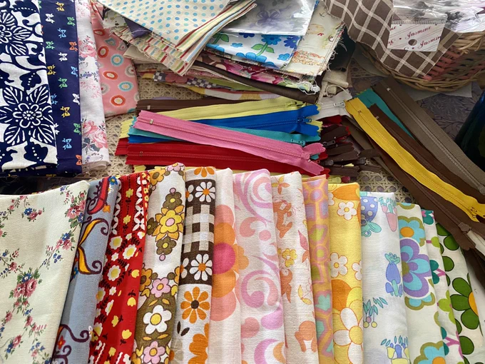 何年かぶりにトートバッグでも作ろうかと思いミシンの練習したポーチいっぱい出来た布いっぱいある…これの5倍くらいある 