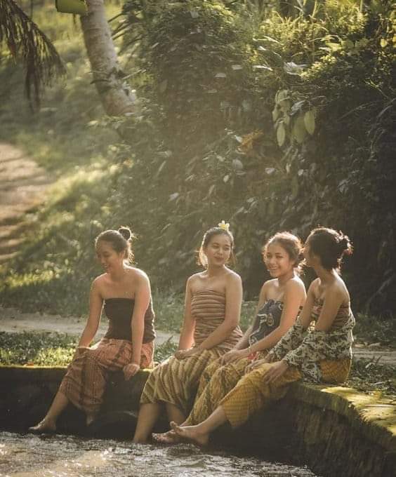 Moyang kita memberi nasehat baik, agar hidup sopan santun dan saling menghargai. Kok yang di tiru moyang bongso liyo?
Rahayu 🙏