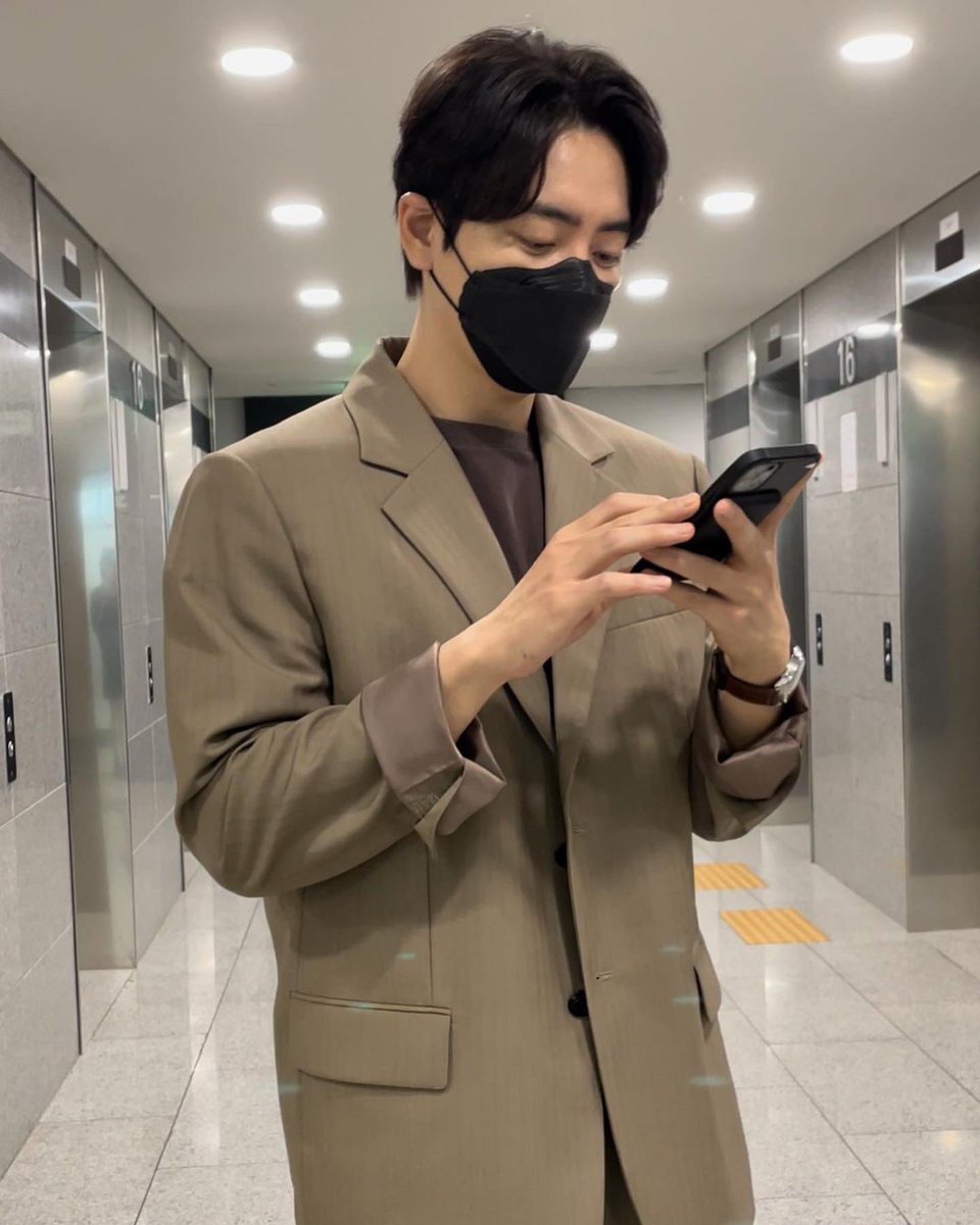 화장실 앞 5분 대기조
여친 화장실 가면 대신 가방 들어주고 앞에서 기다림