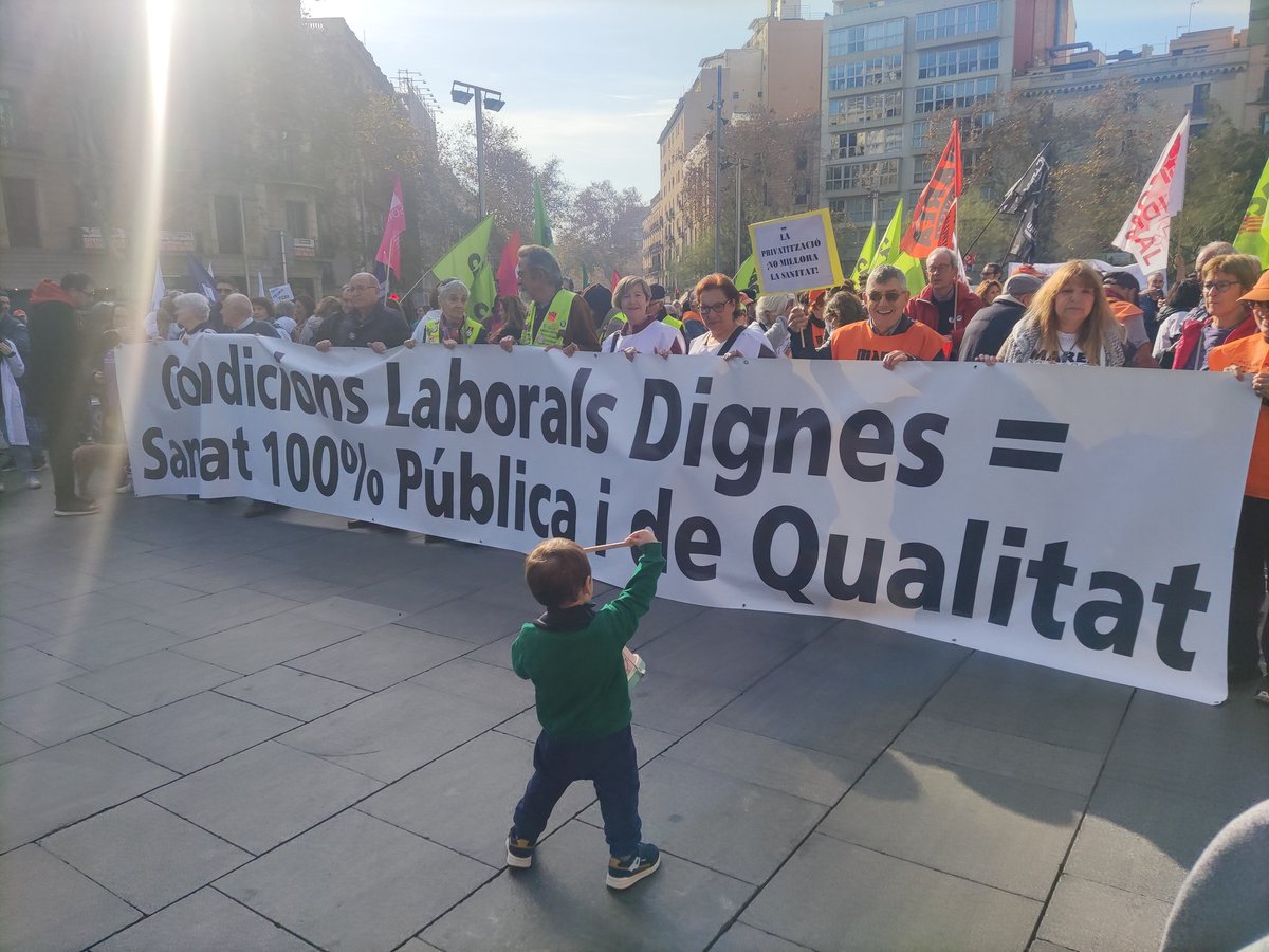 MareaBlancaCAT's tweet photo. Ara a la manifestació avançant per la Gran Via en defensa de la sanitat pública i unes condicions laborals dignes per a totes les treballadores i treballadors https://t.co/vJtBg2noHk