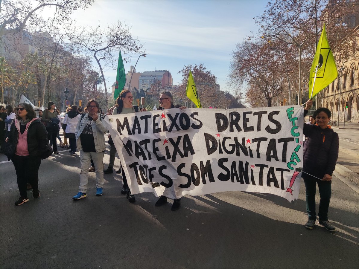 MareaBlancaCAT's tweet photo. Ara a la manifestació avançant per la Gran Via en defensa de la sanitat pública i unes condicions laborals dignes per a totes les treballadores i treballadors https://t.co/vJtBg2noHk