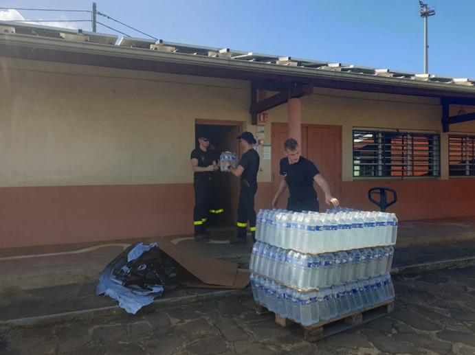 Prefet976's tweet photo. 📌 Rétablissement de la liberté d’aller et venir à Mayotte

Les forces de sécurité intérieure ont procédé à la levée des barrages. Grâce à leur action, les réapprovisionnements et les distributions d’eau ont pu reprendre ce jour. https://t.co/EpYArRvflW