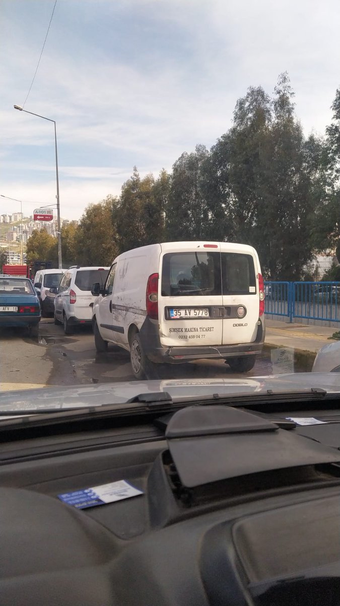 guytheunlucky's tweet photo. Aracın her iki tarafı bu şekilde @EmniyetIzmir @izmirdecevirme @izmirbld @izmirhim @izmirvaliligi https://t.co/NGxqYBYmvM