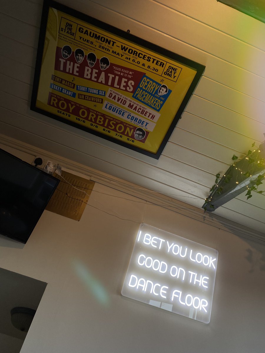 WheatsheafInn3's tweet photo. Dancing to electro pop like a robot from 1984 🕺🏻

Happy Saturday - We’re Open from Midday 🍻

#YourRiversideLocal #worcester #wheatsheafworcester https://t.co/sPRaGNeQkn