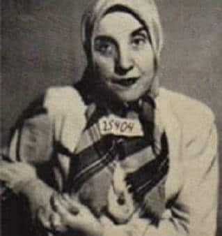 cleporati's tweet image. ¡Buenos días! 
Un día como hoy hace 79 años  el campo de exterminio de #Auschwitz fue liberado por el ejército soviético. 
Más de un millón de personas sufrieron ese horror. 
Una de ellas, la #mujer de la foto, Giselle Perl, interrumpió todos los embarazos que pudo de sus…