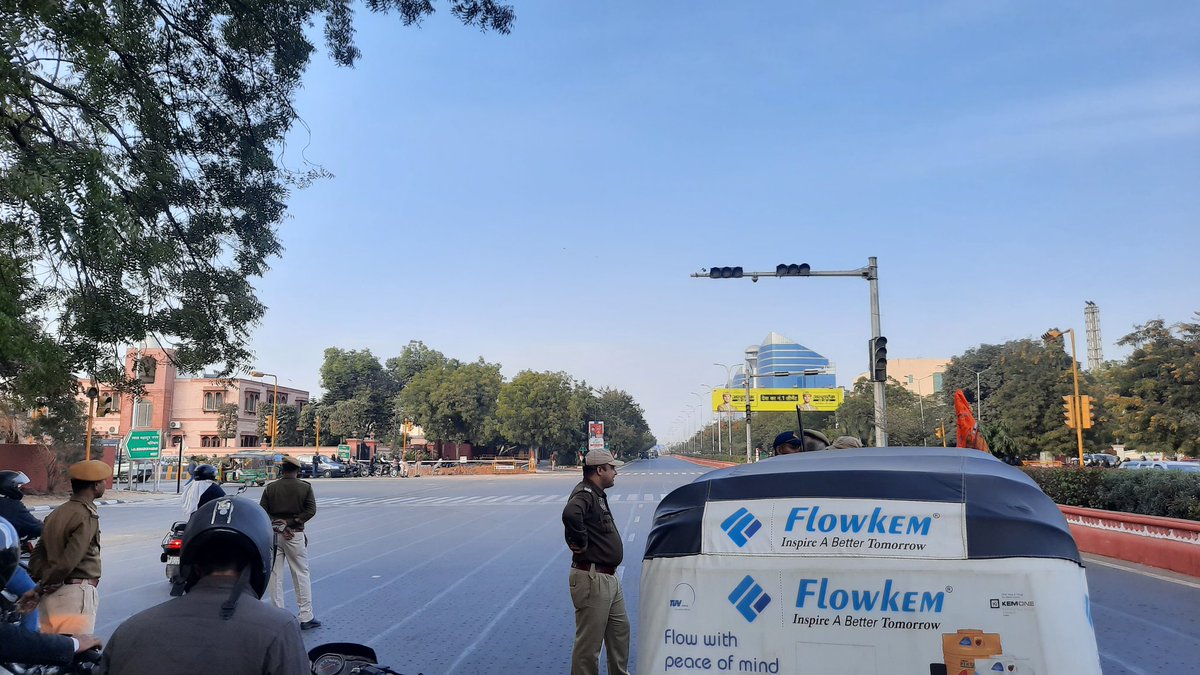 KingAndromedaa's tweet image. Is this the way you treat the people of your city @BhajanlalBjp @RajCMO?

Choking the main road of #Jaipur everyday. Does our time have no value?

Request to the VIPs: Roads are of no match of your grandeur, use helicopters or a jetpack!

@8PMnoCM 
#stopvipculture #Traffic