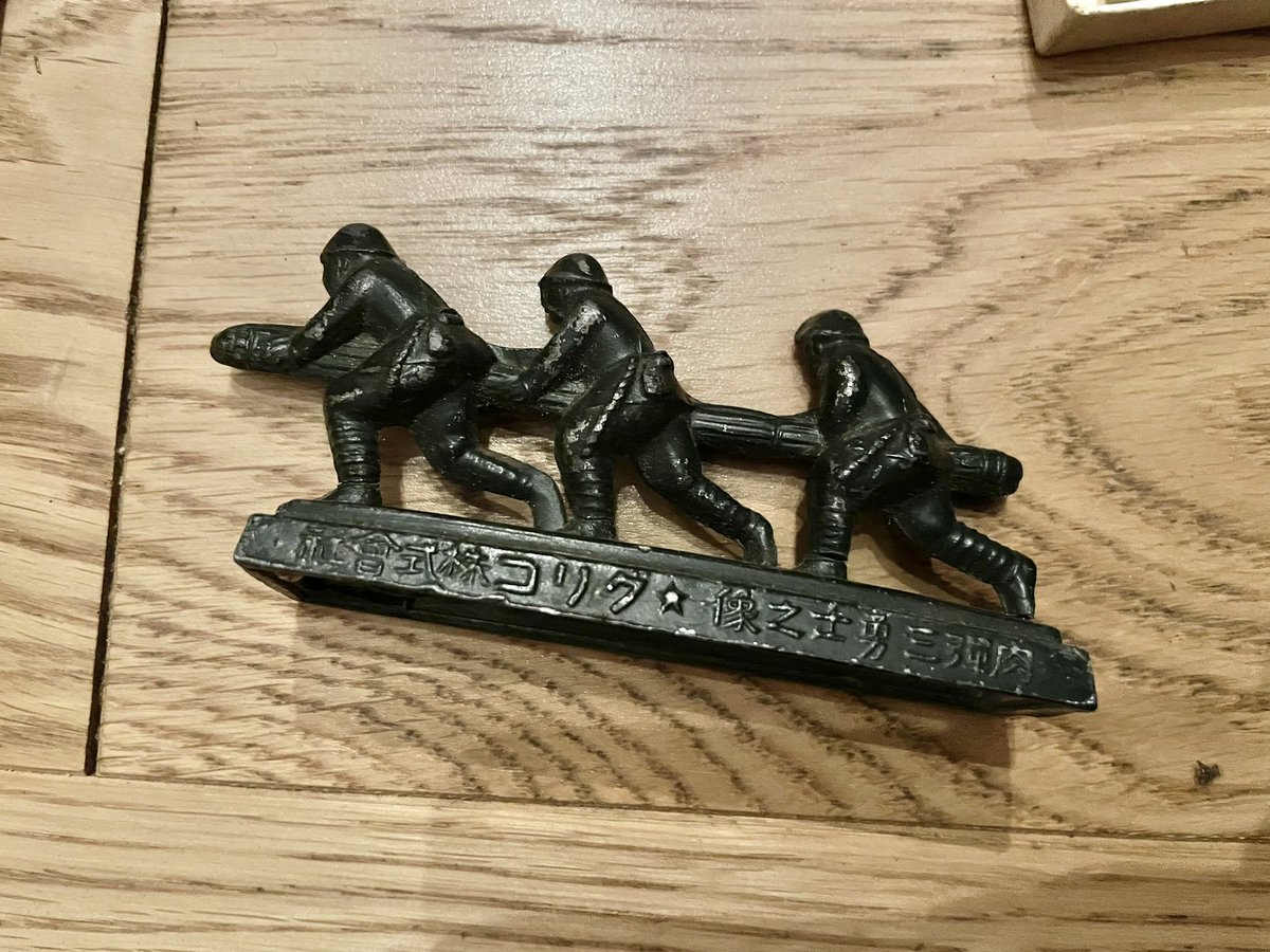 この箪笥、4000円で落札したのですが中に入ってた戦前のグリコの食玩