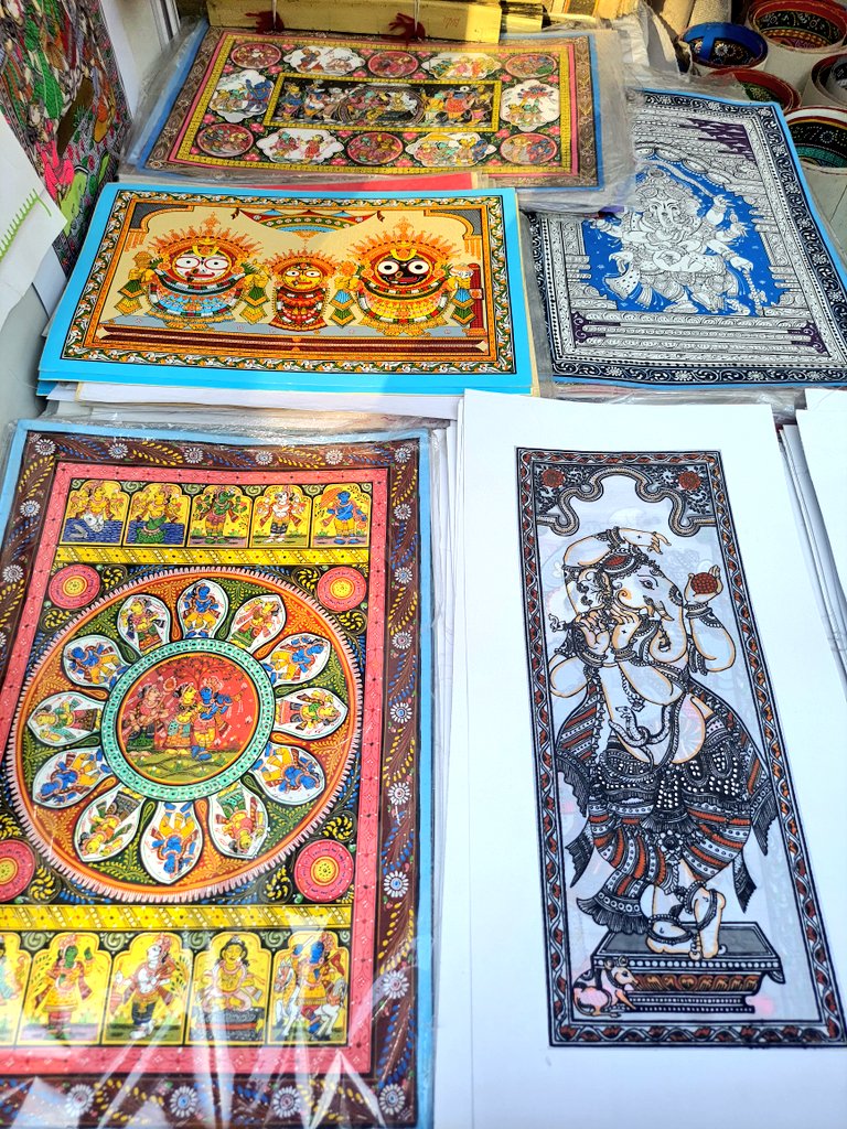 Himalaytrekker's tweet image. Visited the Kala Ghoda Arts Festival at Kala Ghoda, Mumbai. 

Very good art stalls from across India.👌
The Pattachitra Art from Odisha &amp;amp; Pichwai Art from Rajasthan 🎨

#KalaGhoda #KalaGhodaArtFest #KalaGhodaFestival #Mumbai #SoBo #Pattachitra 
@narsimhavamana @AngryBoka