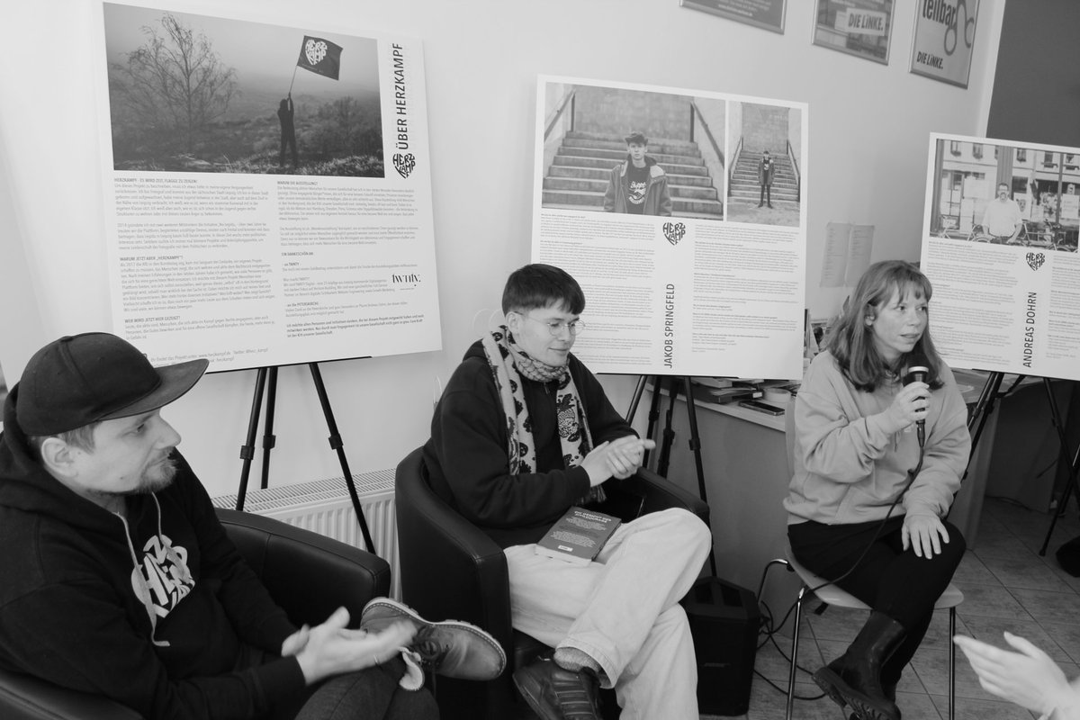 In den Parteibüros von <a href="/SPDSachsen/">SPD Sachsen</a>, <a href="/GrueneSOE/">Grüne SOE</a> und <a href="/LinkeFreital/">Die Linke. Region Freital</a> wurde die Ausstellung von @herz_kampf gezeigt und zur Zeit hält <a href="/jakobspringfeld/">Jakob Springfeld</a> eine Lesung aus seinem Buch.