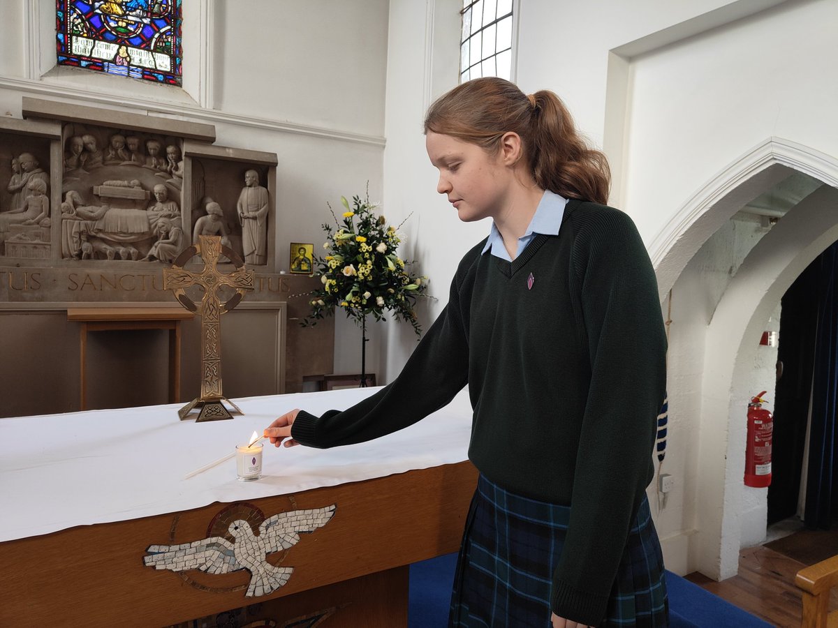 DHChapel's tweet photo. At @DowneHouse we #LighttheDarkness on #HolocaustMemorialDay @HMD_UK in a special service to remember those who were murdered for who they were 🕯️ https://t.co/0So5YnnX1Y
