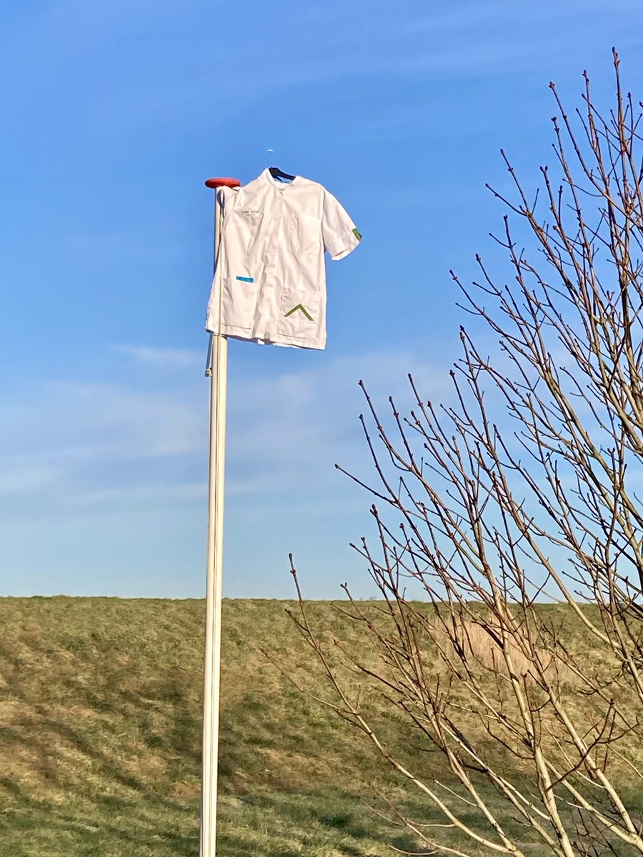 corriedkluijver's tweet photo. Bijzondere vlag in de mast vandaag #dochtergeslaagd #hboV https://t.co/Ih4TSzhGg8
