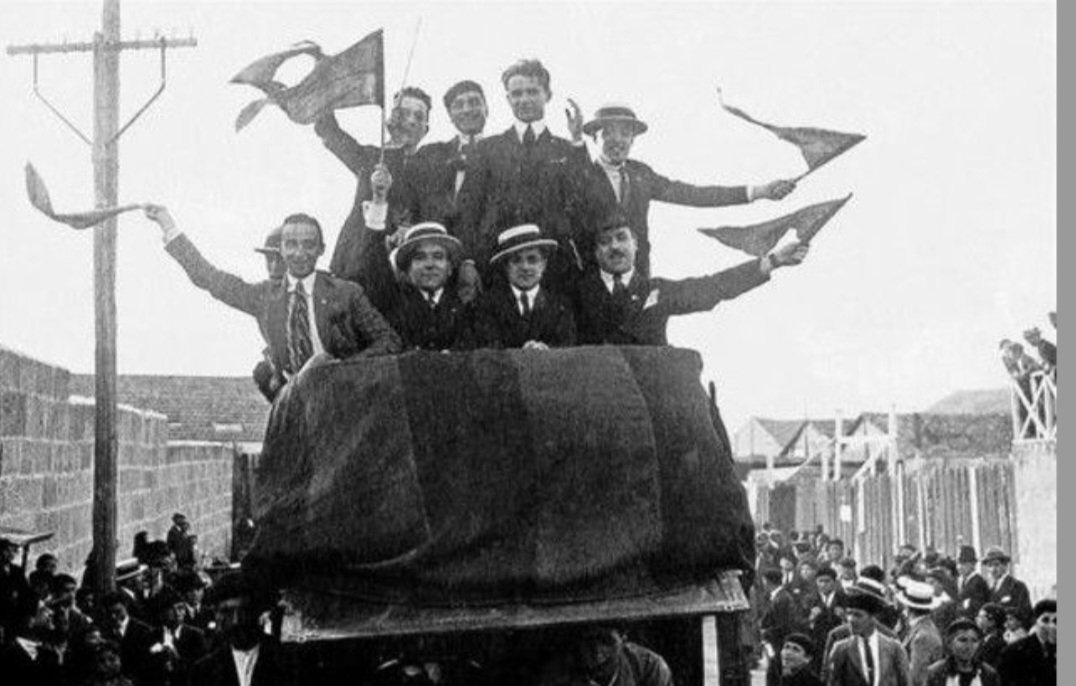 Colla d'aficionats del Barça de camí al partit d'inauguració de l'Estadi Català de la Foixarda entre el Barça i l'Sparta de Praga el 1921.