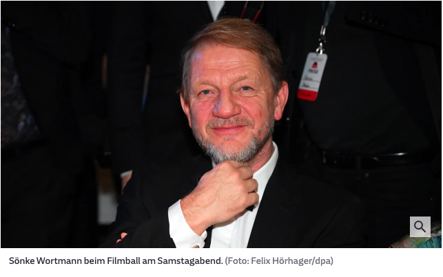 Nach "Der Vorname", einem Kammerspiel von 2018, und "Der Nachname" aus 2022, wird nun auch noch "Der Spitzname" gedreht. Diesmal in den Alpen, "der Rahmen wird also etwas erweitert", sagt #Regisseur Sönke #Wortmann.

#Film #Kino #DerSpitzname 

<a href="/SZ/">Süddeutsche Zeitung</a>  

sueddeutsche.de/muenchen/fuenf…