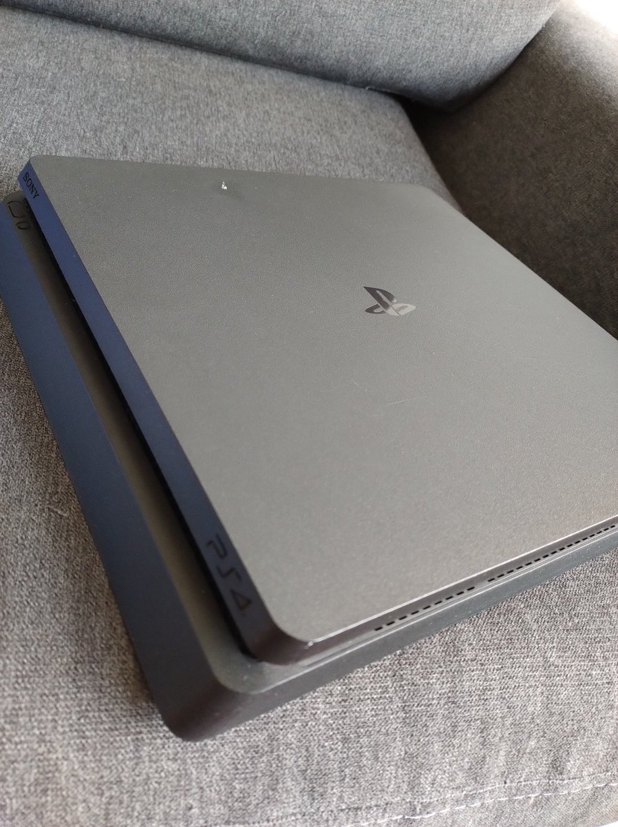 ucu1414's tweet photo. Vendo PS4, dos controles y 7 juegos, todo en caja original. Informes DM https://t.co/aEbq3n33T2