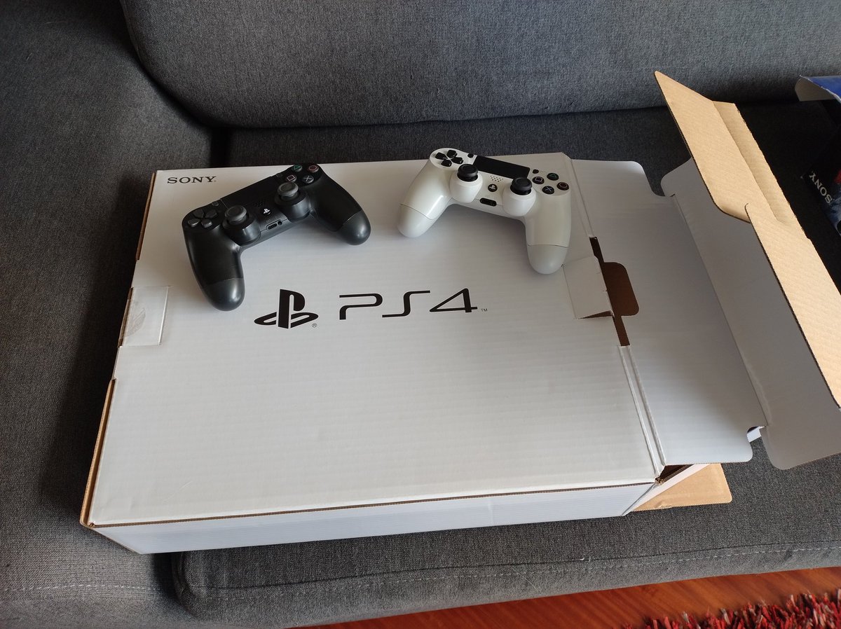 ucu1414's tweet photo. Vendo PS4, dos controles y 7 juegos, todo en caja original. Informes DM https://t.co/aEbq3n33T2