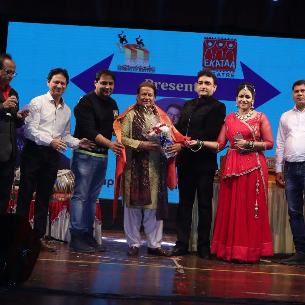 springofrhythm's tweet photo. Some Glimpses of Bhajan Samrat Padma Shri Anup Jalota Ji's Live Concert at Prabodhankar Thackeray Auditorium, Borivali West. The Concert was Organised by SPRING OF RHYTHM and Ekataa Theatre.
#concerts #AnupJalota #springofrhythm #ekataatheatre #musician #divyadwivedikathak #music https://t.co/bHNeVuwuap