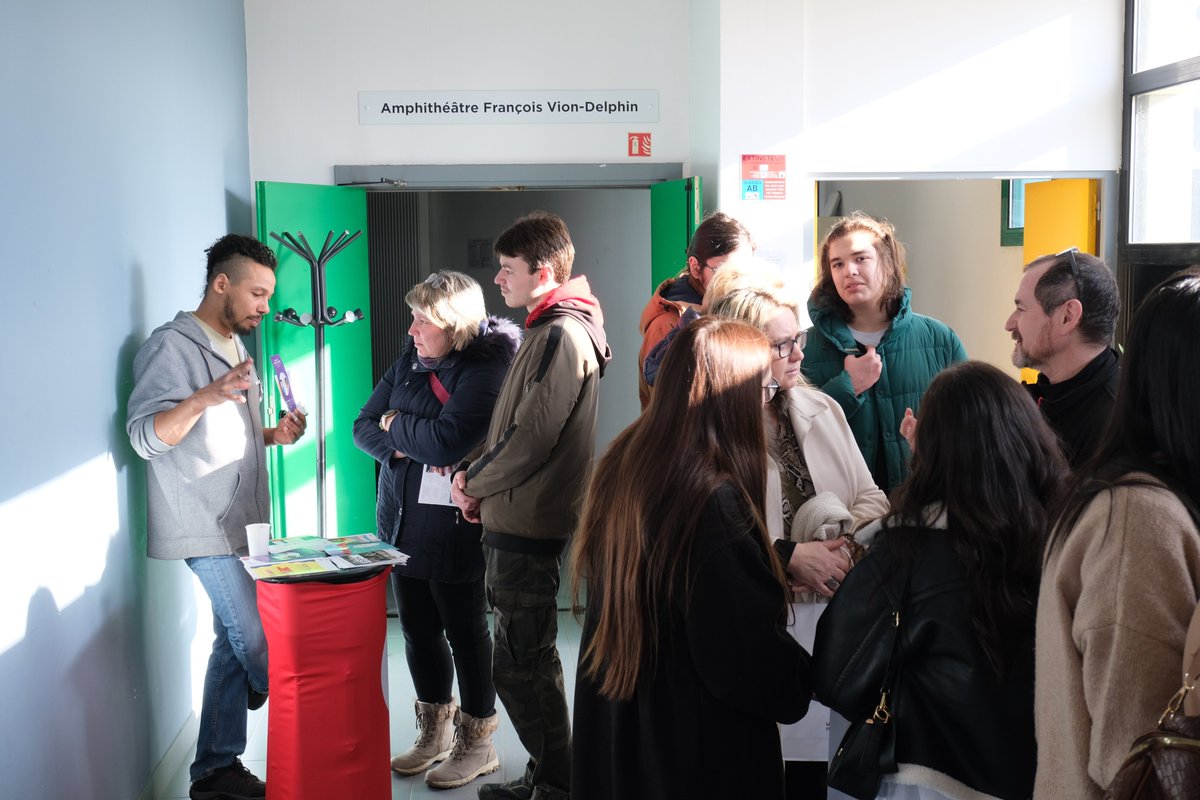 fc_univ's tweet photo. [#ExploreTonFutur]
LIVE 🔴JPO NFC

La visite se conclut dans le Grand Amphi F.Vion-Delphin  où vous pourrez retrouver nos stands universitaires et partenaires @AfevFrance  @CrousBFC  @infosjeunes @RadioCampusBesa @infojeunesbfc @UfcDrif @LaSmerra #ASUFC https://t.co/subY8nJrDB