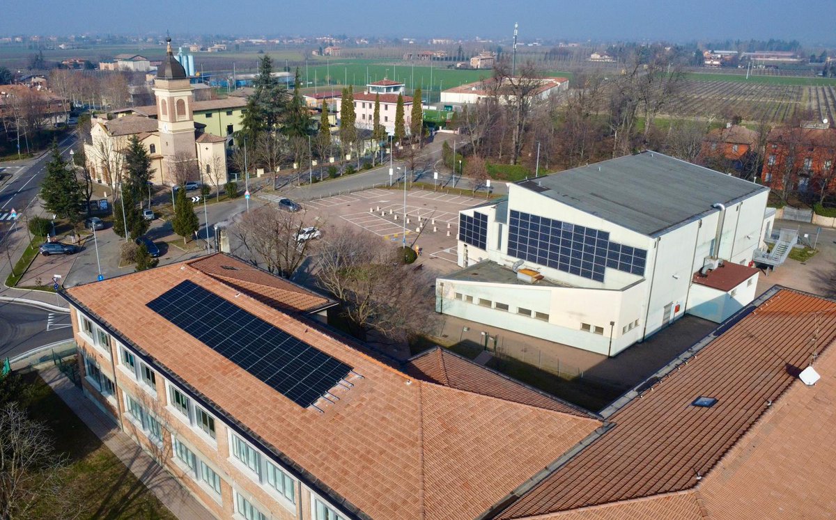 RegioneER's tweet photo. #Scuola Moderna, funzionale, inclusiva: a #Corlo di #Formigine riqualificata la primaria Don Mazzoni con 1,4 milioni €, 1,250 di fondi #Pnrr @sbonaccini: "Investire su scuola per presente e futuro nuovi. Conoscenza motore di convivenza e libertà”👉Leggi https://t.co/ScpH6ECDfp https://t.co/Exw3mgSwdt