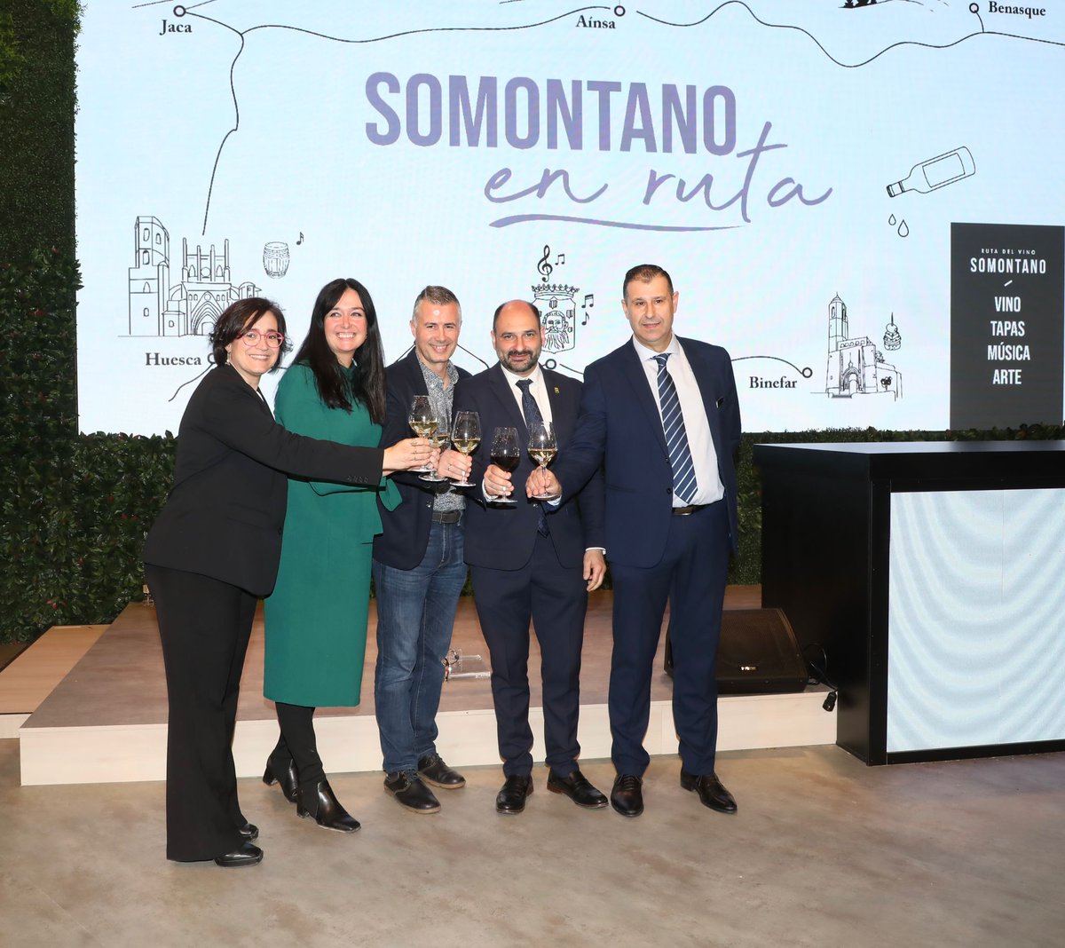 La alcaldesa Patricia Rivera y el concejal Sergio Serra participaron ayer en #FITUR en la presentación de 'Somontano en Ruta' que por primera vez traerá la magia de la 🍷Ruta del Vino Somontano a nuestra ciudad, el 22 de junio. Más información 📷tinyurl.com/ypyuzk3g #binefar