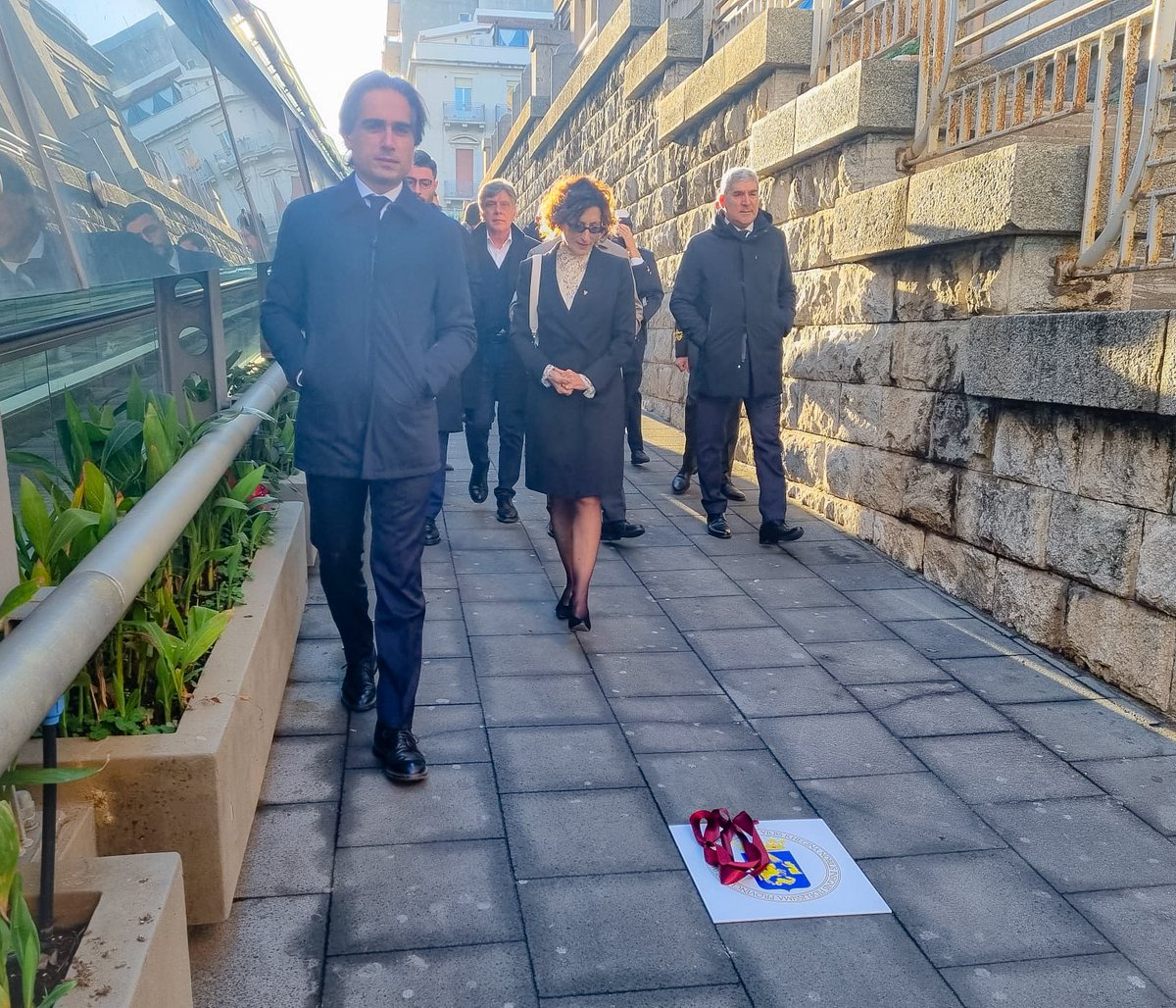 #ReggioCalabria celebra la #GiornataDellaMemoria con una pietra d'inciampo per le vittime della #Shoah. Perche ognuno possa "inciampare" quotidinamente nel ricordo, porsi delle domande ed acquisire una consapevolezza autentica, affinchè ciò che è accaduto non si ripeta mai piu!