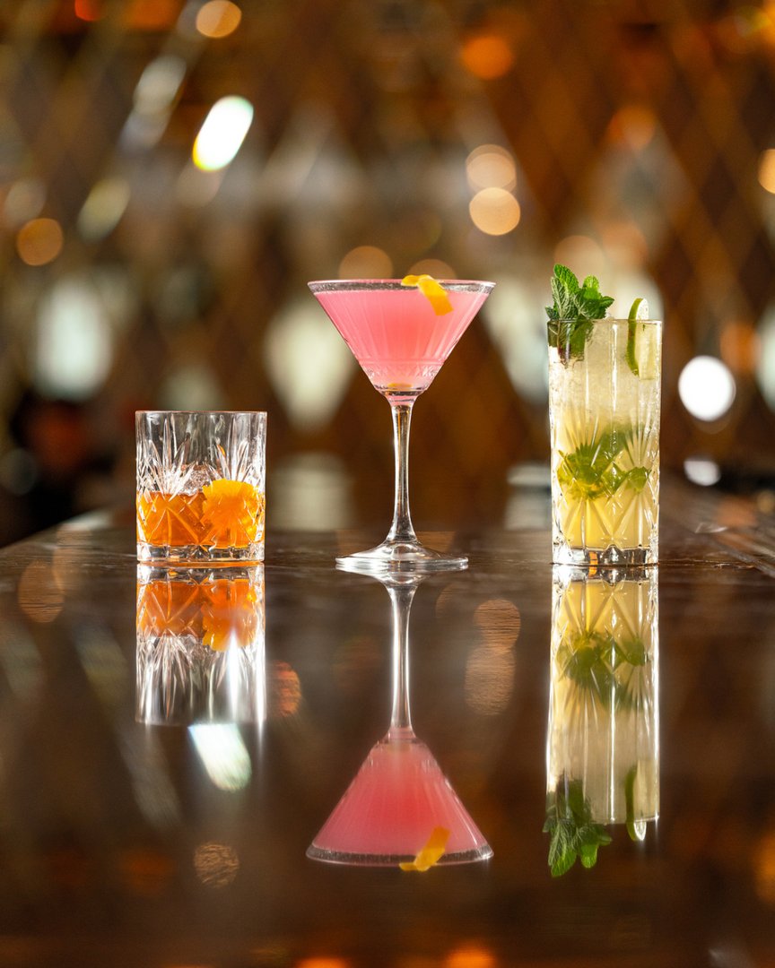 MetMayfair's tweet photo. What’s your drink of choice?

Our lounge bar serves a huge selection of drinks from 2pm to 6am.

18+ | https://t.co/20aQeuObAW | https://t.co/B4P6K6pXCd

 #londonbars #mayfairbars #cocktails #londoncocktails #mayfaircocktails https://t.co/cD16T3Xmpz