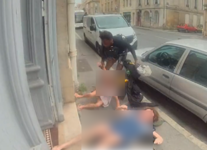 F_Desouche's tweet photo. Bordeaux : Brahima B, déjà connu pour « une cinquantaine d'interpellations », agresse une grand-mère de 73 ans et essaie d'enlever sa petite fille (MàJ : il est condamné à 2 ans de prison, dont 1 avec sursis)
https://t.co/U83XLi8pgL https://t.co/1OCz4MeNfX