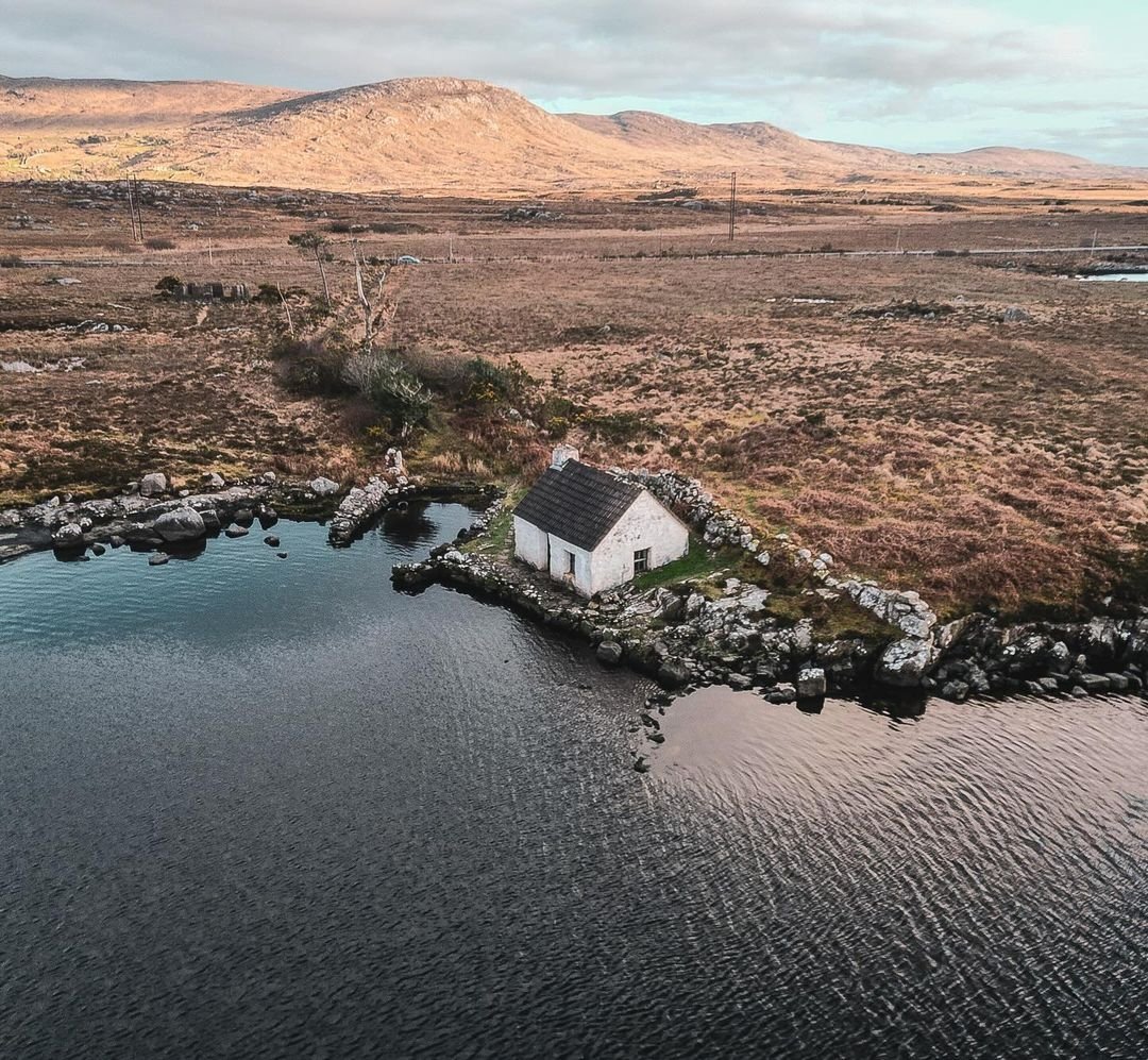 visit_galway's tweet photo. Beauty in simplicity! It's hard not to love the picturesque little fishing hut at Screebe in Connemara... ๐ ๐ฃโฐ๏ธ๐
๐ธ IG/ ryanhardy94
๐ Screebe, Connemara
#FishingHut #Picturesque #Calm #Peaceful #Fishing #AmazingPlaces #Screebe #Connemara #Galway #Ireland #VisitGalway https://t.co/PhaT9ShMaI