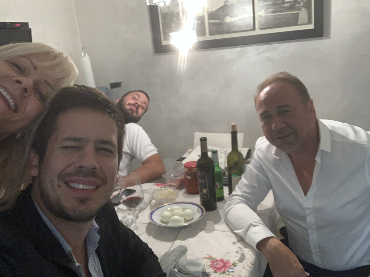 Danas kada proslavljamo Sv.Savu, slavili bi i tvoj 70. rodjendan a i vašu godišnjicu braka! 
Mnoge smo velike proslave pravili ali ova spontana i “slučajna” u pola 5 ujutro kada smo se svi našli kući posle naših koncerata i nastupa, svako sa svog posla, uz čašu vina ,imala je