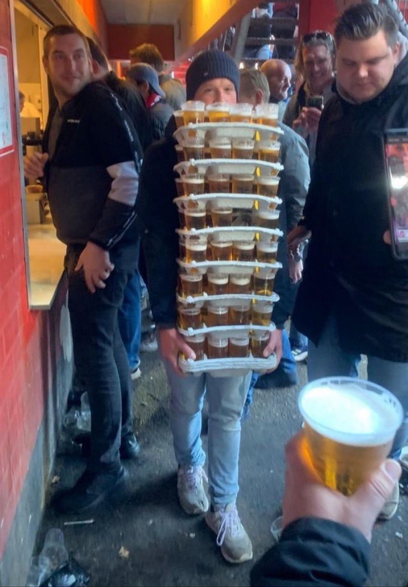 PintsDrank's tweet photo. This FC Twente fan carrying 64 pints in one go has made our Saturday morning. 

64!!

Have a guess how much? 💶 https://t.co/mcmwmv9iI6