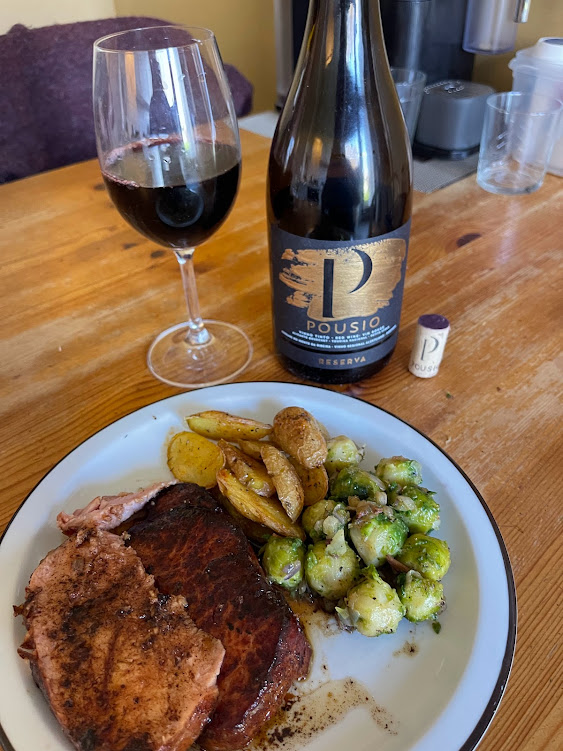 joukesp's tweet image. #SaturdayLunch #SmokedPorkRoast #BrusselsSprouts 
#PotatoesInTheOven #Pousio #Reserva 
A quiet &amp;amp; rustic start to the weekend!
Smoked pork roast in the oven, brussels sprouts &amp;amp; potatoes roasted in the oven too!
Perfect pairing w Pousio Reserva.
Weather is beautiful around here!