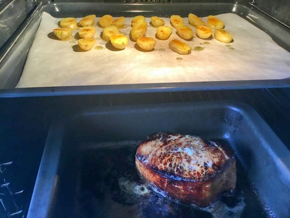 joukesp's tweet image. #SaturdayLunch #SmokedPorkRoast #BrusselsSprouts 
#PotatoesInTheOven #Pousio #Reserva 
A quiet &amp;amp; rustic start to the weekend!
Smoked pork roast in the oven, brussels sprouts &amp;amp; potatoes roasted in the oven too!
Perfect pairing w Pousio Reserva.
Weather is beautiful around here!