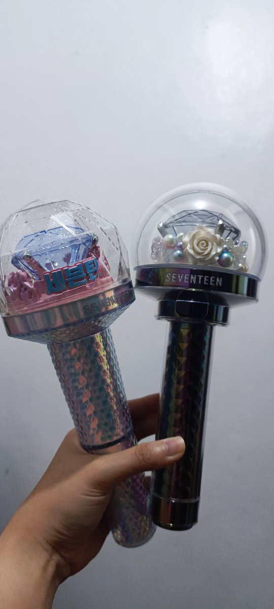 EngrMarhyz's tweet photo. Thenk you so much @thenamehera for my pretty lightstick crowns! Ready na sila for encore! https://t.co/kGHrS3vTUG