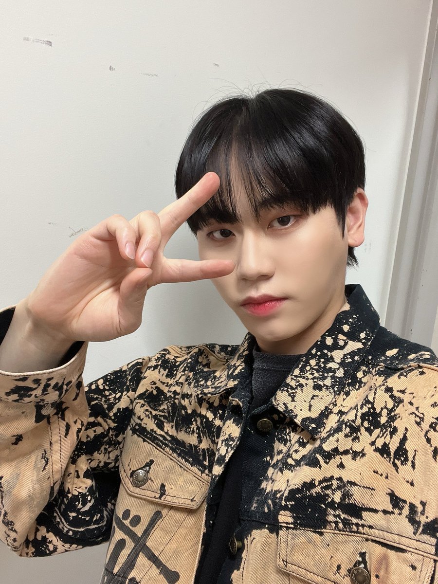 DKB_japan's tweet photo. [#DKB]

メンバーからセルカが到着🤳🏻💛

#DKB #다크비 #ダークビー
#E_CHAN #D1
#GK #HEECHAN
#DKB_The1stFanConcert_inJapan
#Explosion https://t.co/9OICGzvdEs