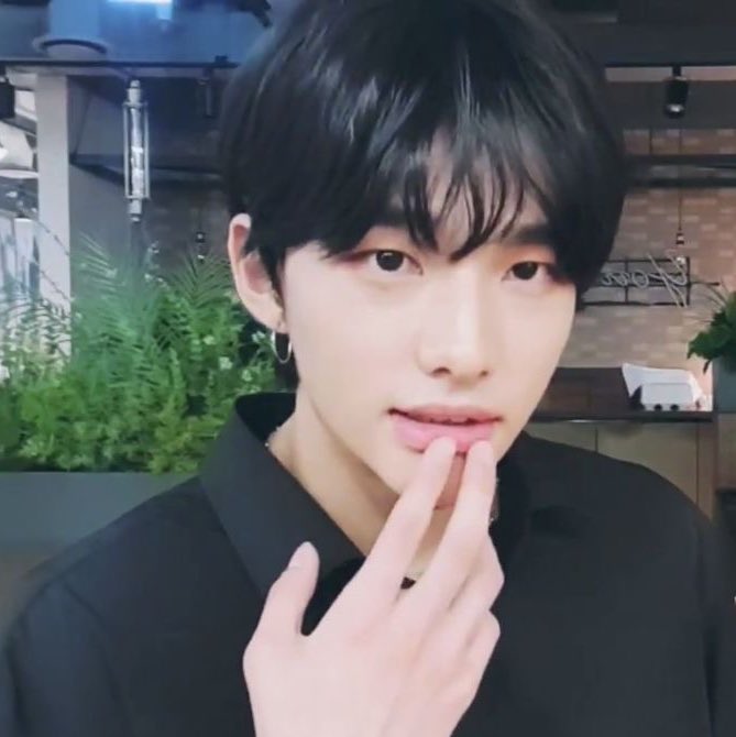 s16wuy_h's tweet photo. 이날의현진
이런 얼굴로 같이 밥먹자고 와가지고
자기 따라 엽떡에 허니콤보 안 시킨 누나들한테 잔뜩 삐져서 어띃게그럴수잇냐며 배신감느낀날임.... https://t.co/BryjushSEn
