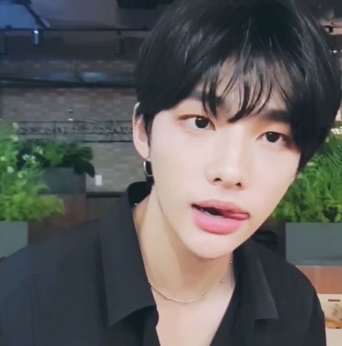 s16wuy_h's tweet photo. 이날의현진
이런 얼굴로 같이 밥먹자고 와가지고
자기 따라 엽떡에 허니콤보 안 시킨 누나들한테 잔뜩 삐져서 어띃게그럴수잇냐며 배신감느낀날임.... https://t.co/BryjushSEn