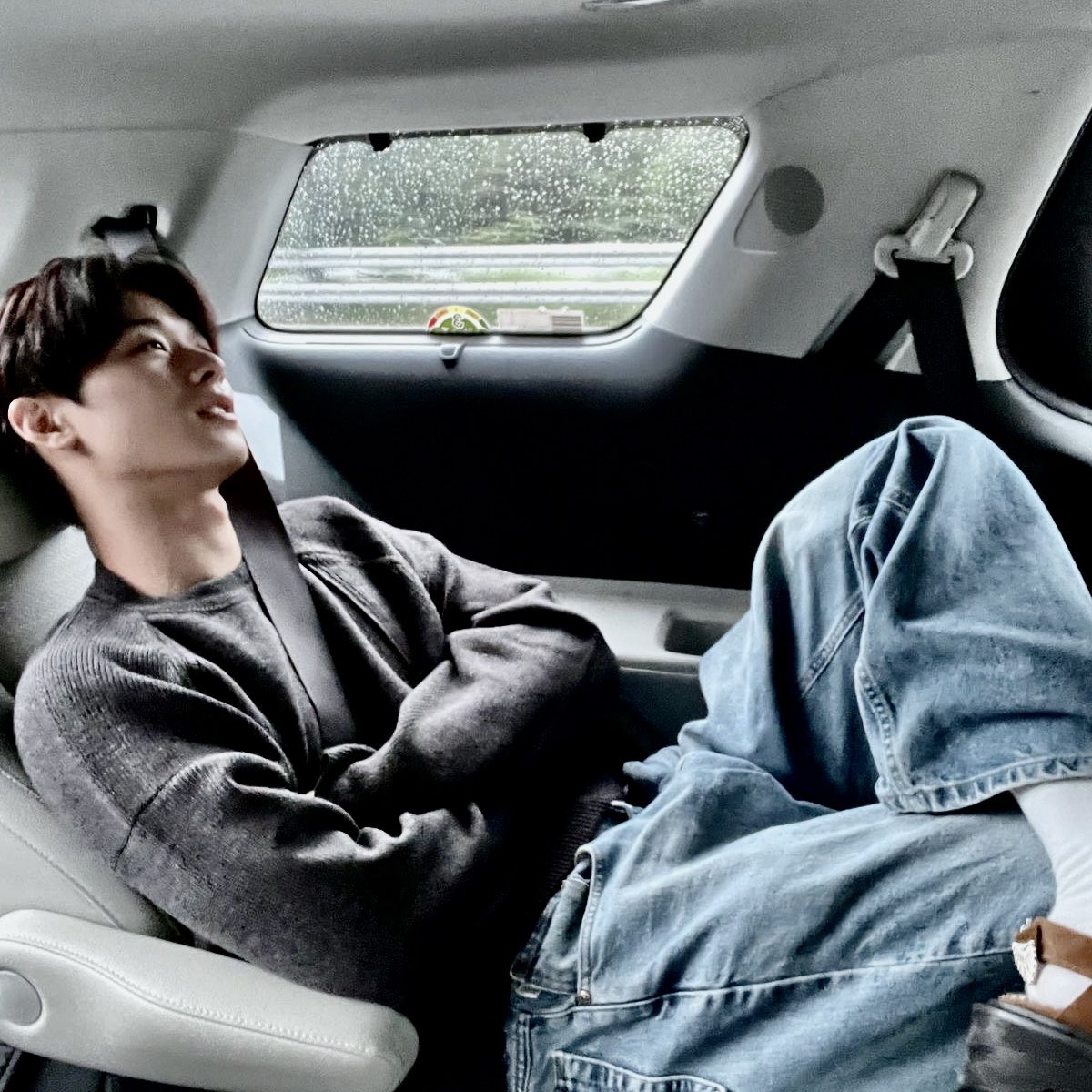 equitky's tweet image. pov : u love taking pics of ur bf