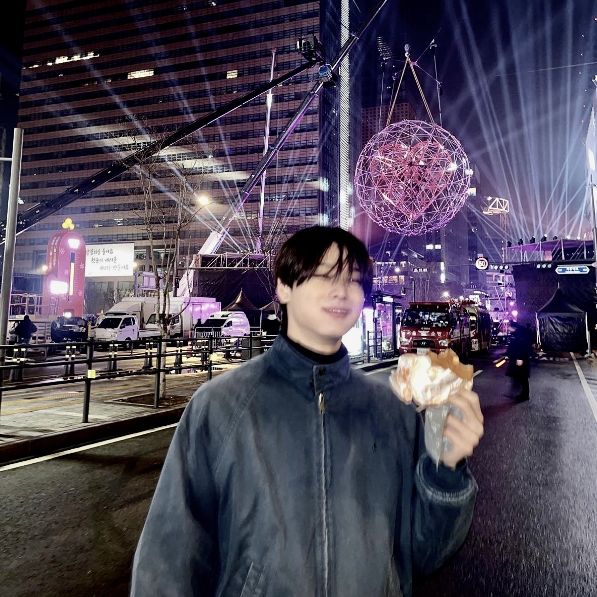 equitky's tweet image. pov : u love taking pics of ur bf