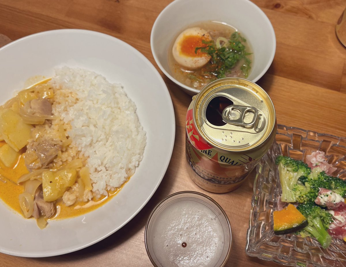 b1tteb1er's tweet photo. カルディのマッサマンカレー(ココナッツ入)と、地元のお店でテイクアウトした牛すじ。という、めちゃくちゃな献立になりましたが、全部美味しすぎて感動でした🥹🍺❣️美味しいもの食べて飲む時間がこの上なく幸せ。笑
(謎にアマプラでハリーポッターを見ながら…w) https://t.co/8aKDlDe1uB