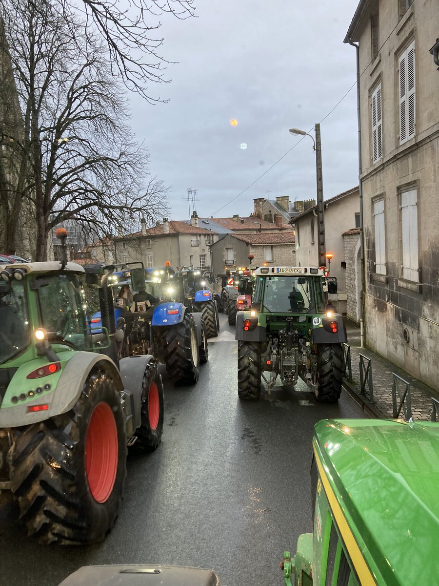 <a href="/FDSEAVendee/">FDSEA Vendée</a> et <a href="/JAVendee/">JA de Vendée</a> de Fontenay ont mobilisé 200 tracteurs dans les rues de la ville vendredi. Les élus locaux étaient venus à leur rencontre et Madame la Sous Préfète, Nicole Chabannier a reçu une délégation. Leur soutien est important pour la profession