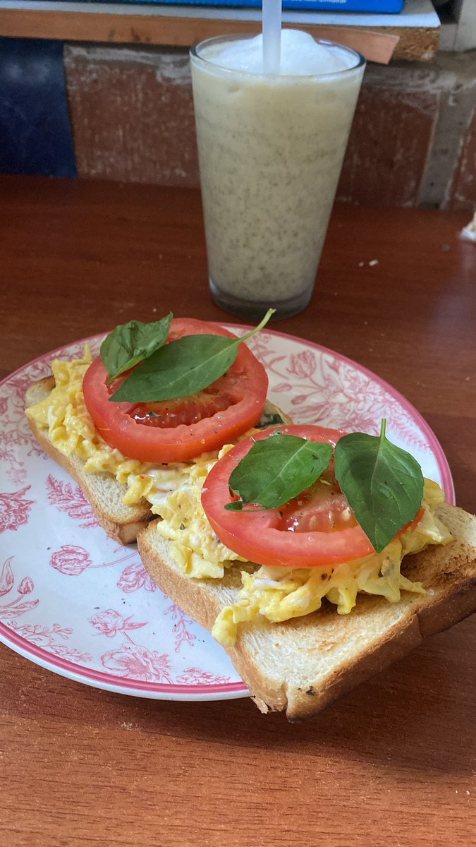 desayuno
casi 400 kcal💀 pero tengo q comer bien porque hoy trabajo y normalmente cuando trabajo tiendo a comer muchos dulces allá porque los antidepresivos me causan mucha ansiedad por comer