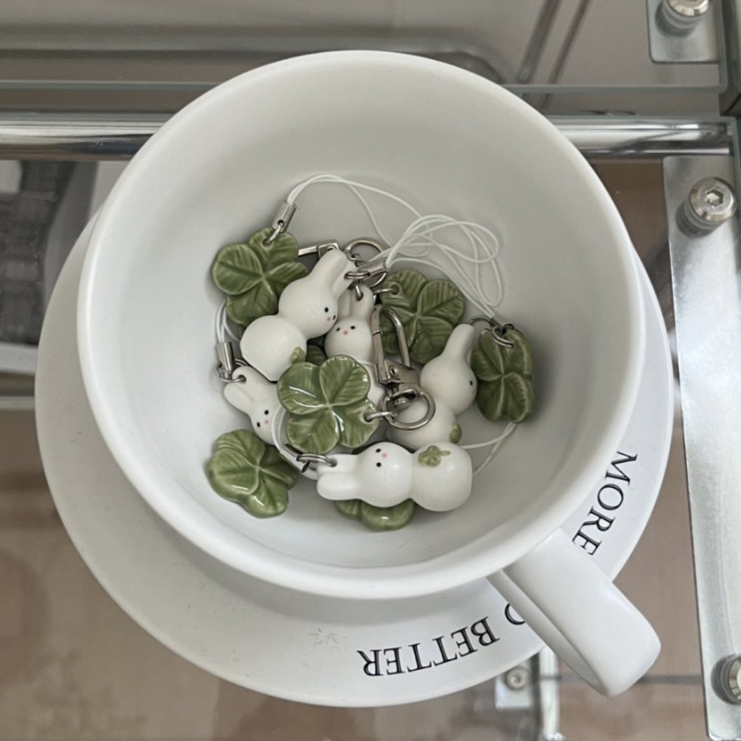 도영이의 생일을 축하하며
#rt 추첨 한분에게 아래 사진 속 행운을 안고있는 토끼키링을 선물해드립니다! 

🍀 도영 버블 21일 이상 인증 
🍀 도영날 추첨 .ᐟ  

#HAPPYDOYOUNGDAY #도영 #DOYOUNG