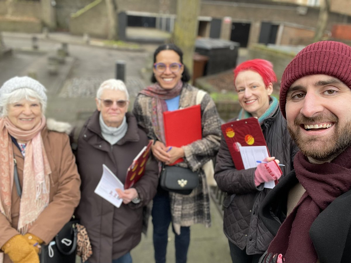 Speaking to voters and picking up casework on the Girdlestone Estate in Archway this morning with our excellent @JunctionLabour councillors! 📋 Always wonderful to be on the #LabourDoorstep with @KayaJunction, @sheilachapman01 & @JanetBurgess1 🌹